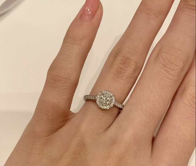 ダイヤモンドはバチバチと七色に光り
輝きが凄いです