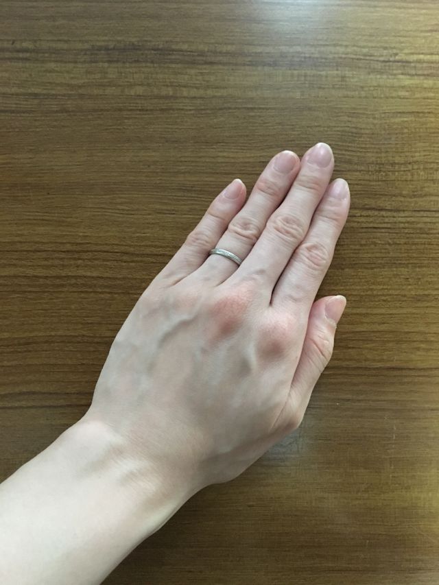 細身で華奢なマリッジリングです