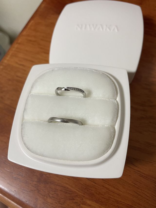 結婚指輪はペアものですが、夫のものだけマット加工にしました。