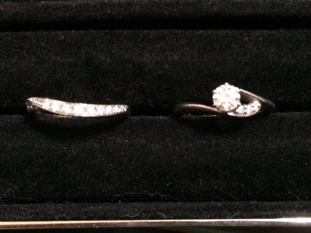 婚約指輪と結婚指輪です。
