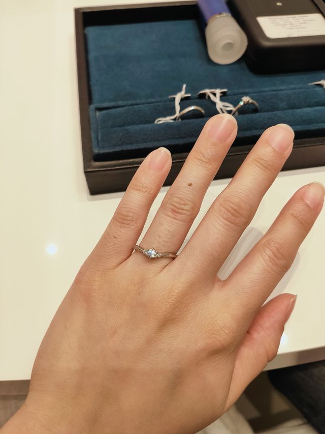 婚約指輪試着の写真