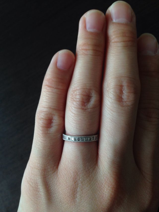 プラチナの指輪にダイヤが反面に埋め込まれてます。