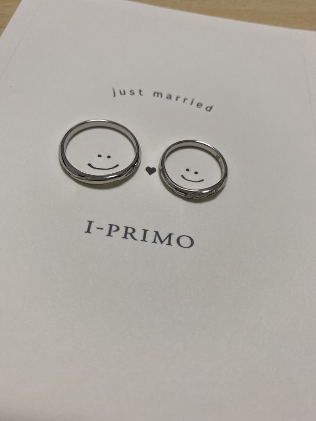 購入後にいただいた台紙と一緒に指輪を撮影。