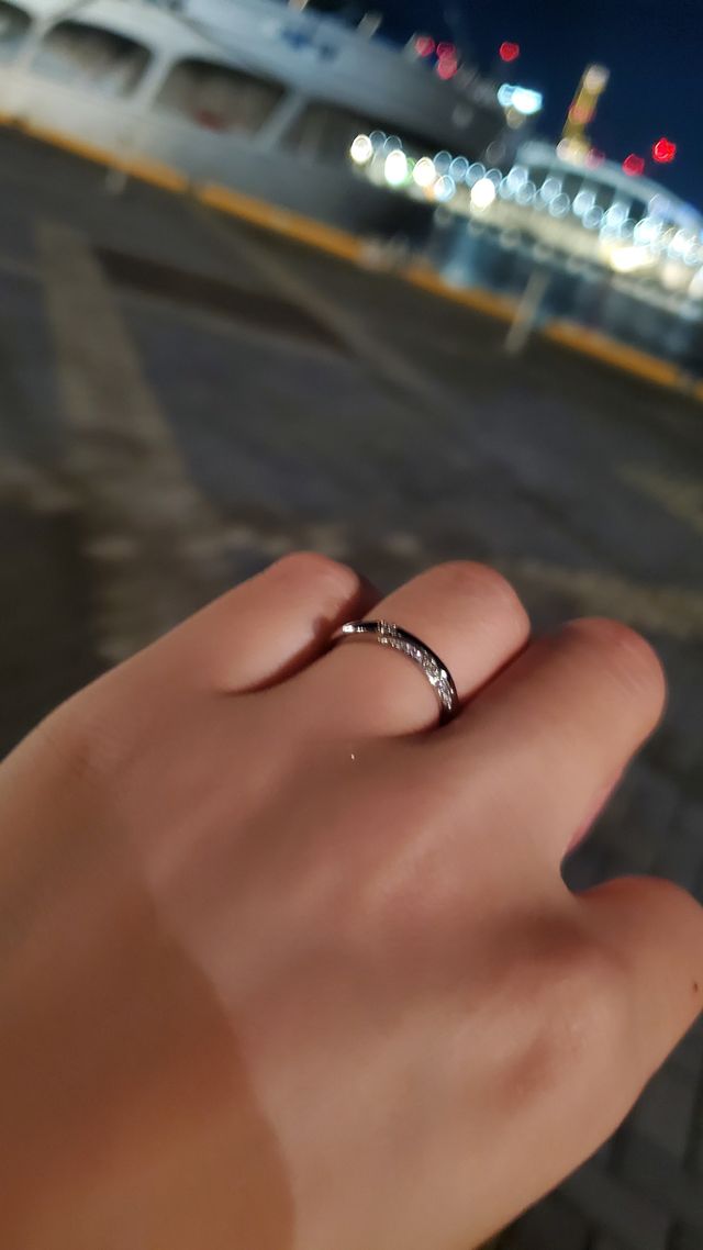 上下のサイド部分に、ダイヤが入っているデザインです。