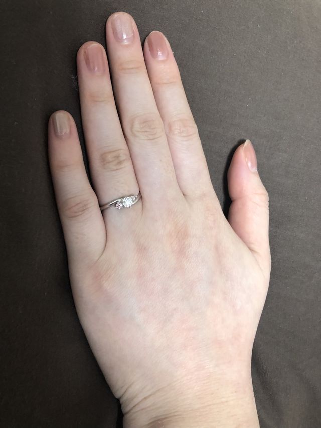 中央にダイヤ、両隣にピンクダイヤを配置している。