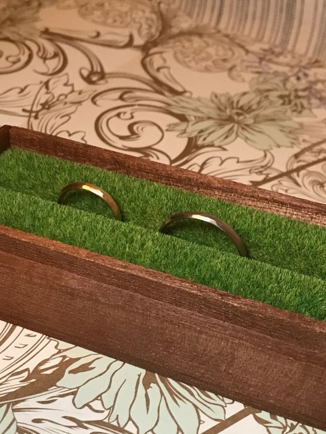 槌目側　右：イエローゴールド　左：ホワイドゴールド