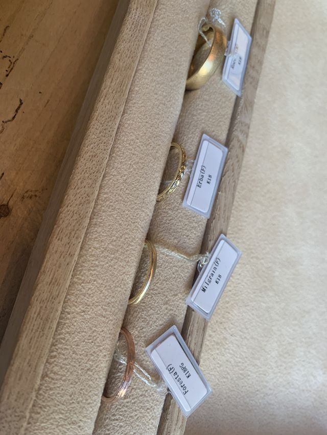 たくさんの指輪から気に入ったものをこのように並べていきます。