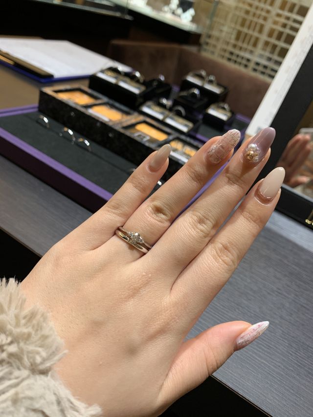 婚約指輪との組み合わせです。