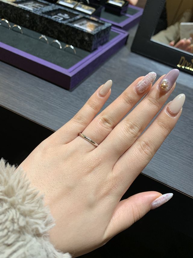 中央に星のモチーフが入った結婚指輪。