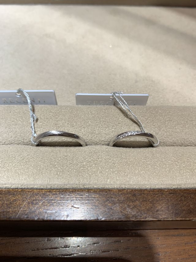 お揃いのデザインで、ダイヤのキラキラが決め手！