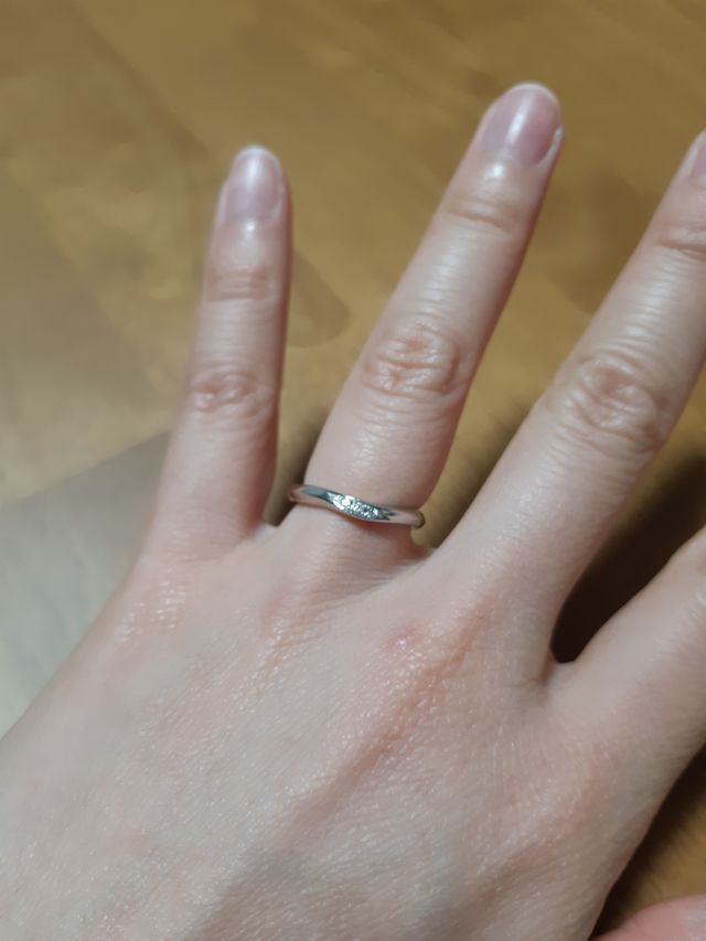 V字型の3石ダイヤ入りです。