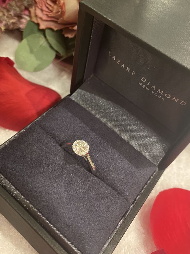 取り巻きタイプでダイヤが大きく見えてとても華やかです。