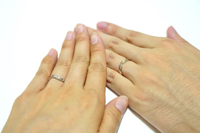 メンズがゴールドっぽく見えますが、どちらもプラチナです。