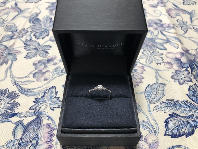 左右に小さなダイヤがついているタイプ。ねじりアームが特徴。