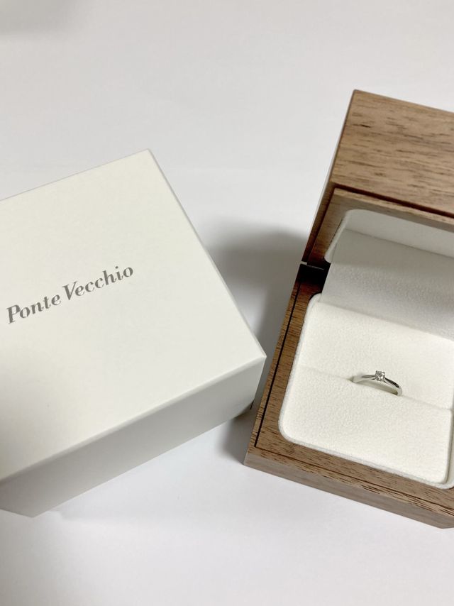 指輪はロゴ入りの木箱に入っています。