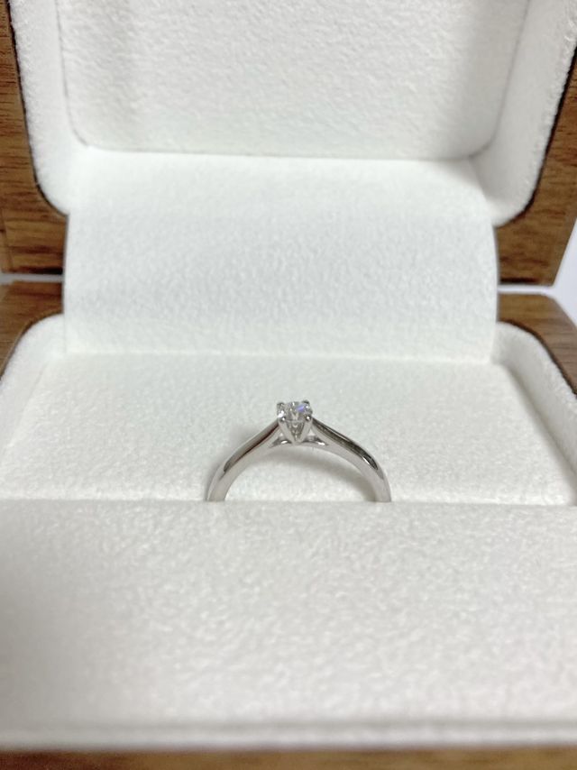 トライアングルの石座が珍しいデザインでお気に入りです。