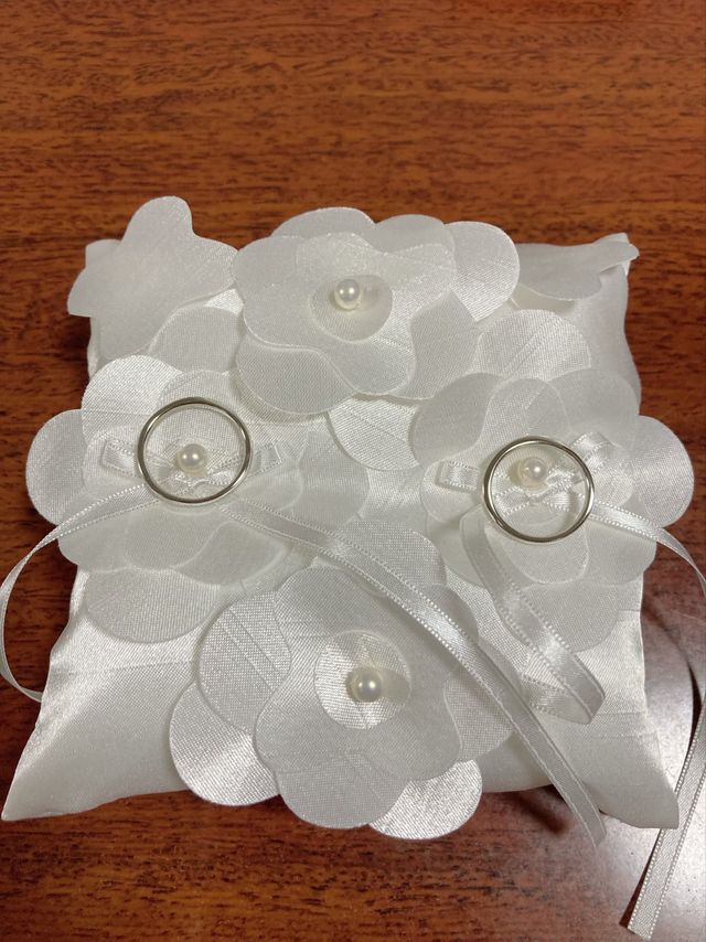 ブライダルフェア中で可愛いリングピローが貰えました。