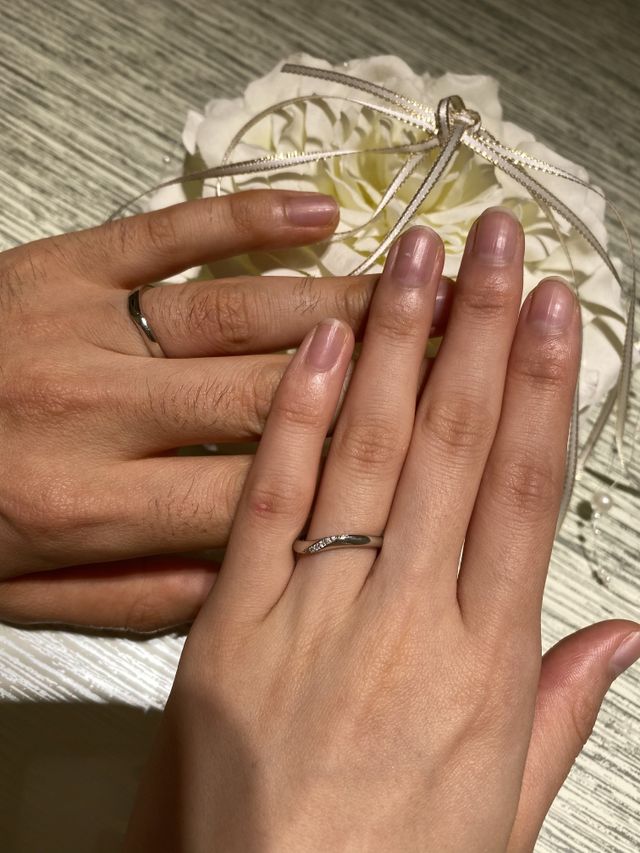 様々な形の指輪を試着した中で1番気に入った指輪です。