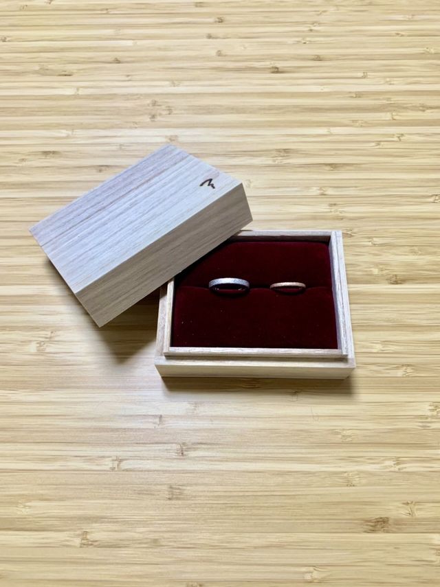 木の箱に入っていました。