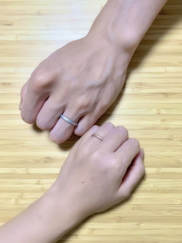 夫はプラチナ、わたしはピンクゴールドを選びました。