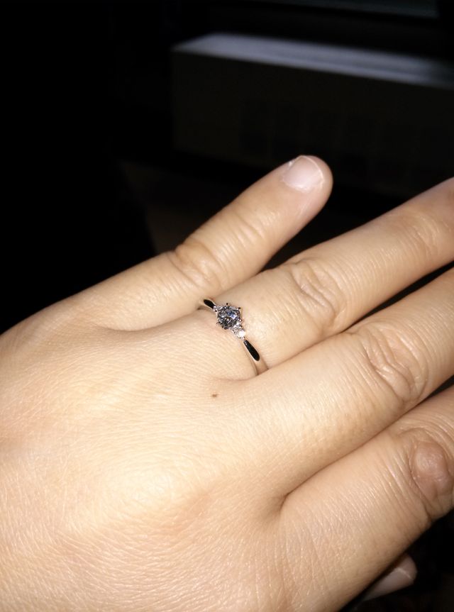 指にはめるとダイヤは小さめですが、輝きはしっかりしています。