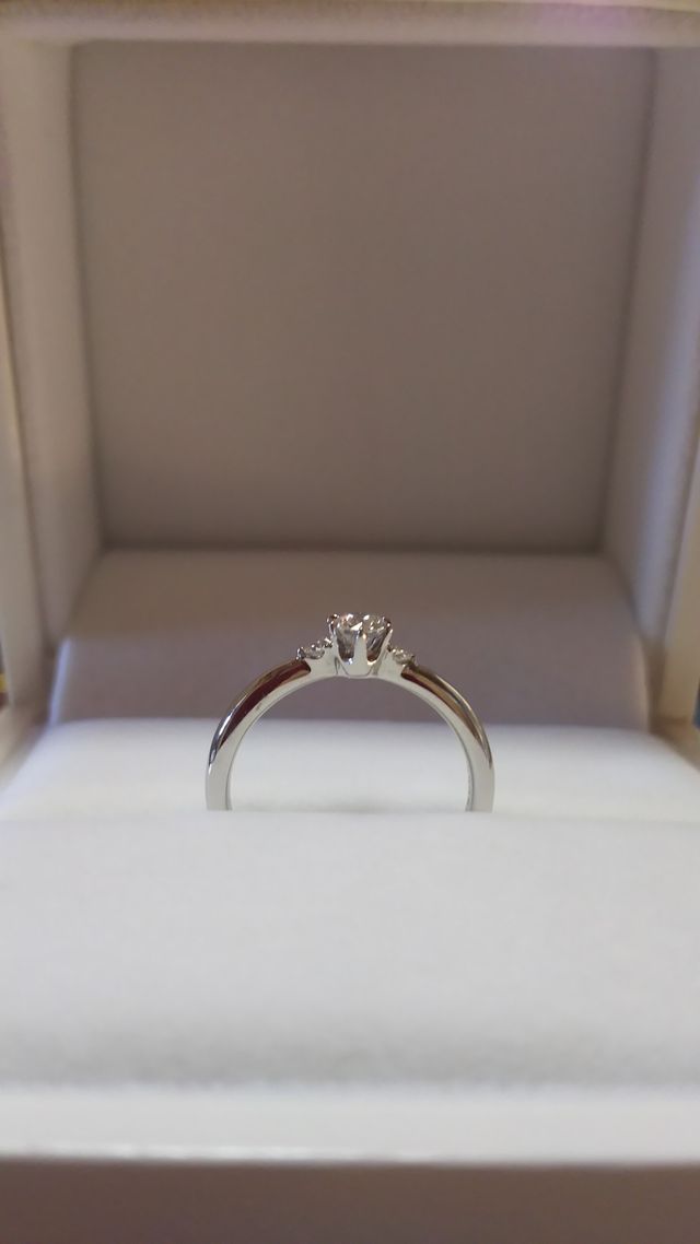 メインダイヤの両脇にメレダイヤがデザインされています。