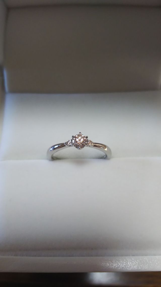 0.05ｶﾗｯﾄのダイヤの婚約指輪です。