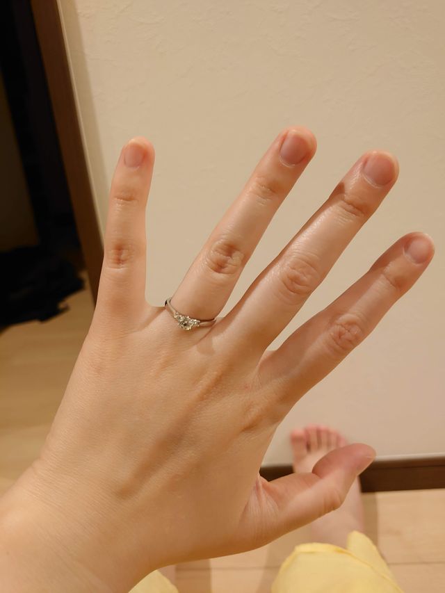 メインの石のサイドに小さいダイヤモンドが1個ずつ。