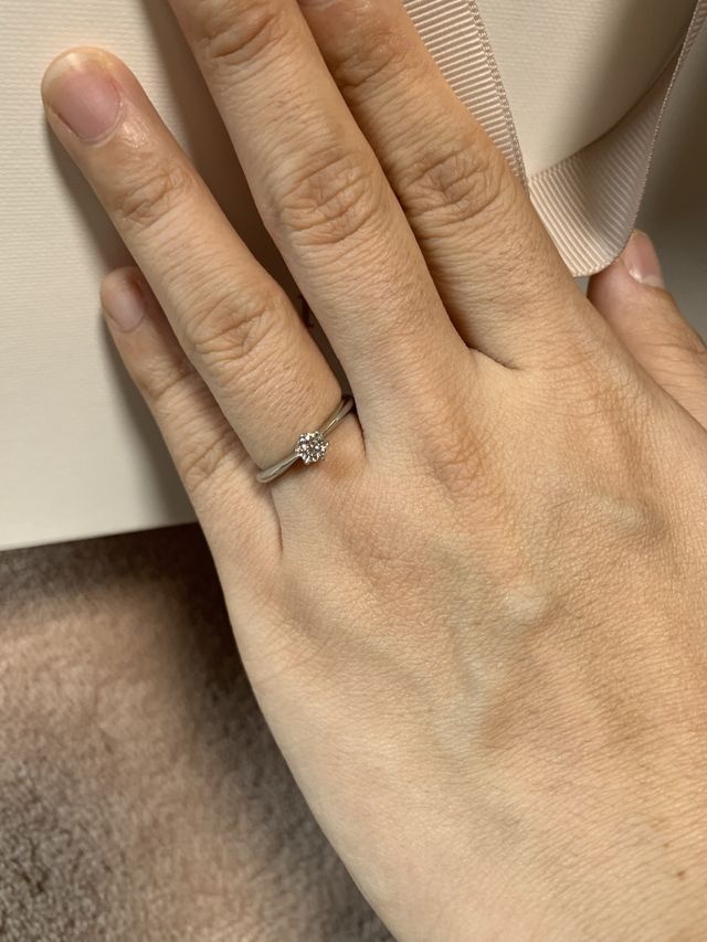 婚約者に指輪をつけてもらった写真です。