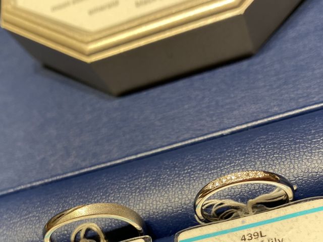 右：7石のダイヤモンド。左：ウェーブマット。