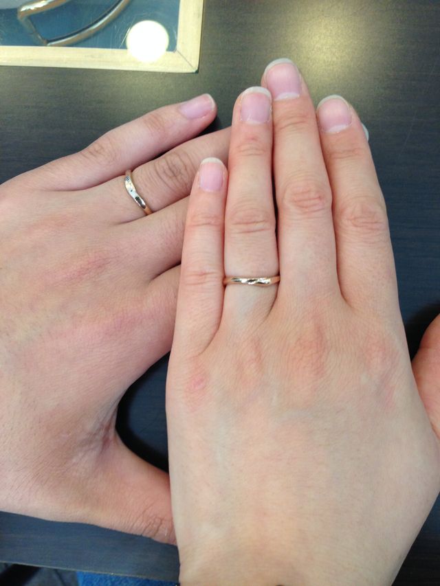 色は肌になじむピンクゴールド♪