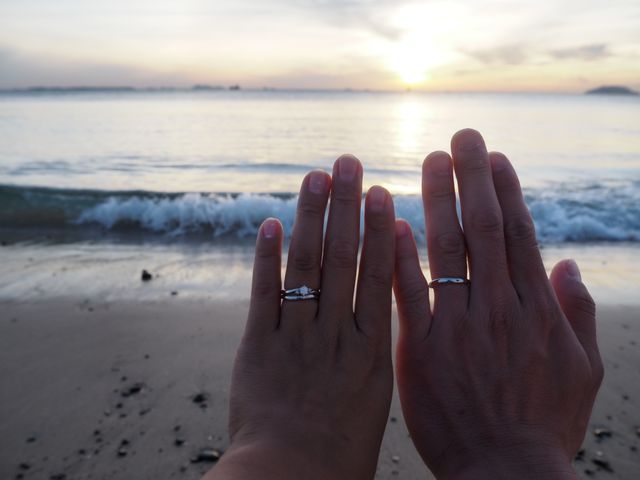 海で結婚指輪と婚約指輪をつけて写真を撮りました
