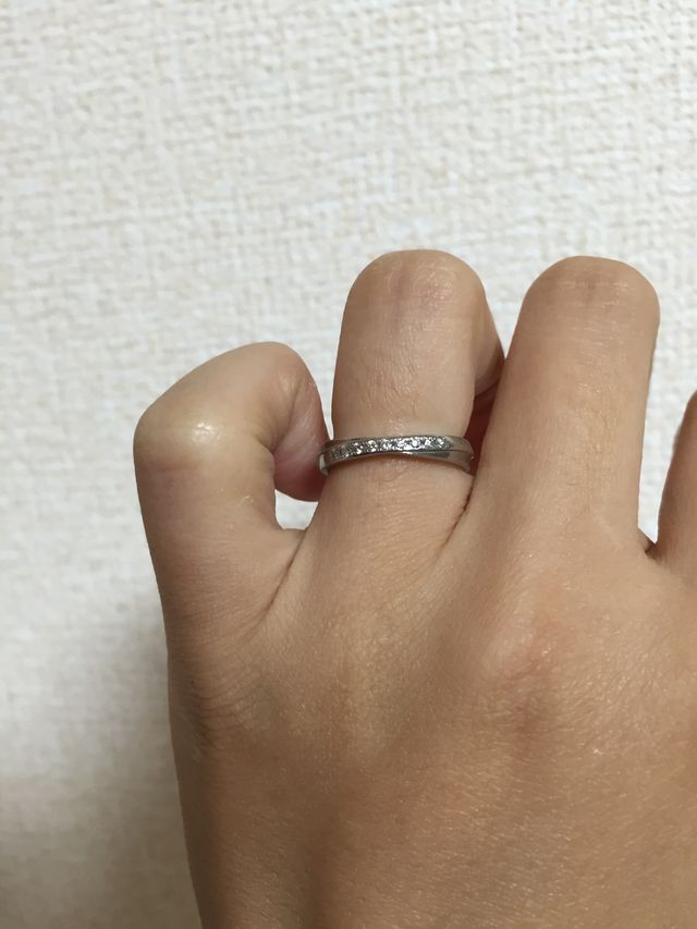 結婚指輪正面、装着時