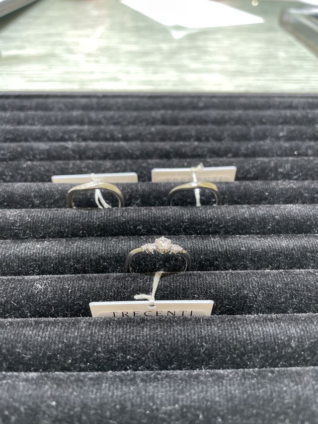 手前が婚約指輪で、奥が結婚指輪です。