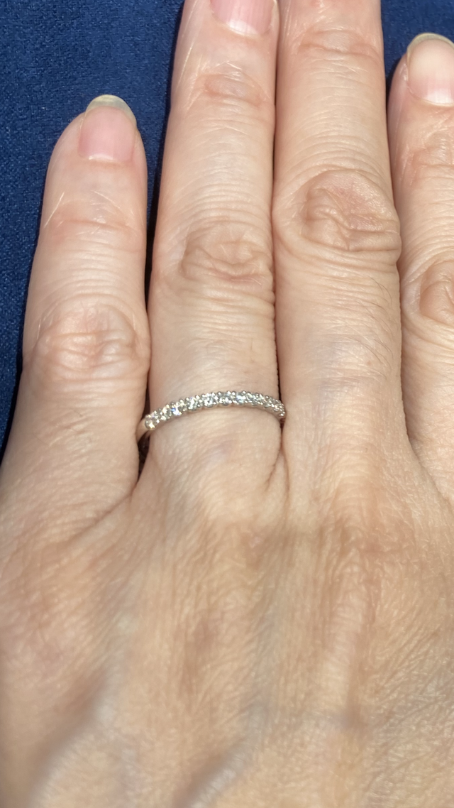 プラチナ素材にダイヤが半周ついているデザインです。