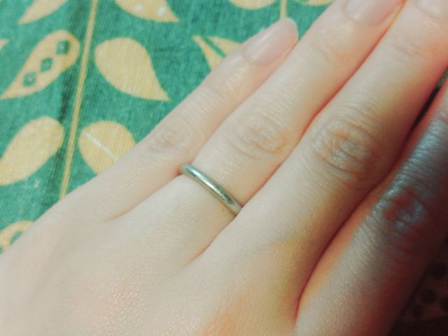 見た目はシンプルに♡内側にはお互いの誕生石を入れ華やかに♪