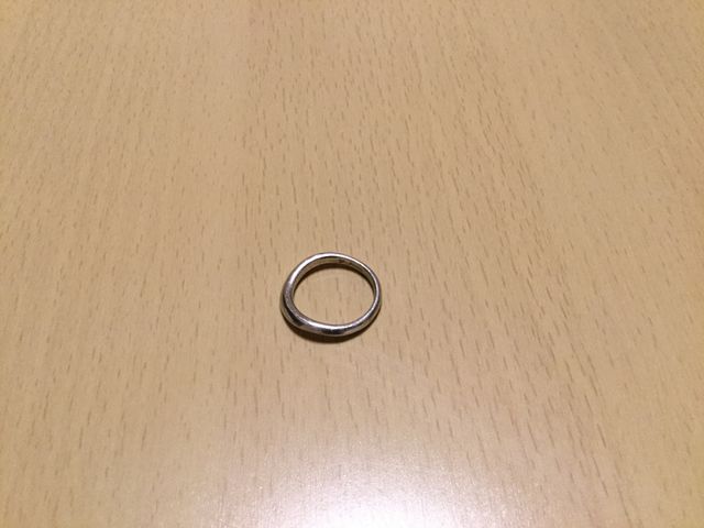 内側には夫婦のイニシャルが彫ってあります。