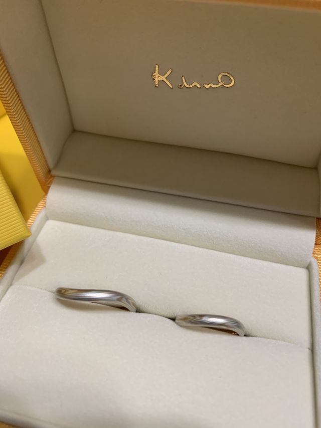 夫婦で少しリングのウェーブの種類が違います。