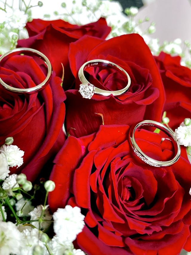 入籍前日に彼女がプレゼントしてくれた花束と一緒に