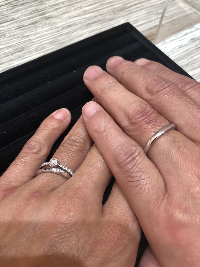 初めての指輪探しで、婚約リングと結婚リングをセットで購入