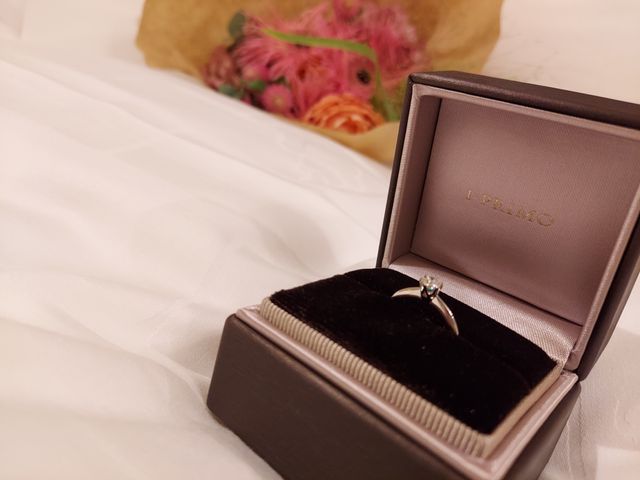 サプライズの花束をバックに