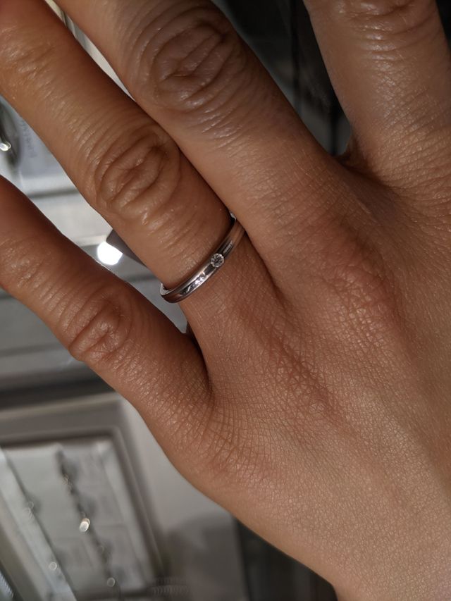 縁がマットに加工されており、センターには1石ダイヤがキラリ！