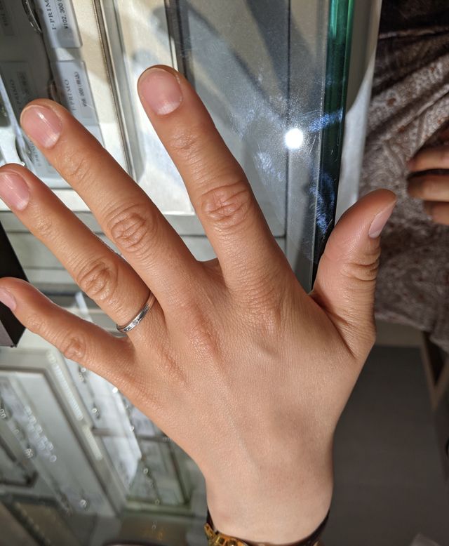 細すぎず、太すぎない幅で、指がスッキリと見えます。