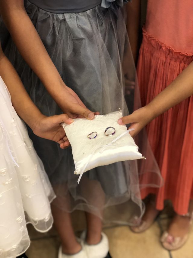 挙式にて、リングピローとリングガール