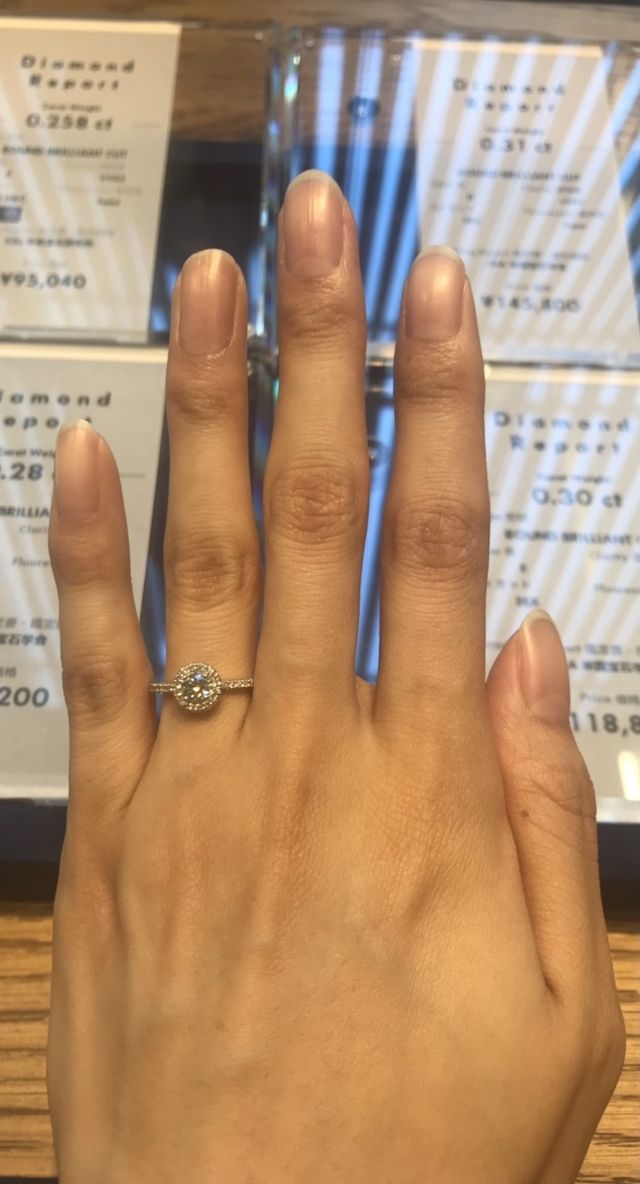 ダイヤモンドがキラキラと輝く、華やかで美しい上品な指輪です。