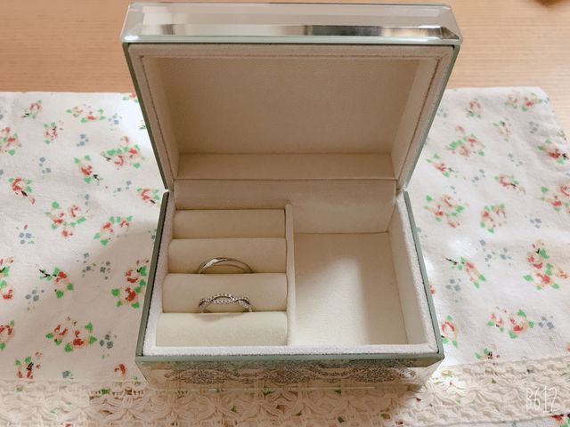 中を開けると婚約指輪も一緒に入れられます。