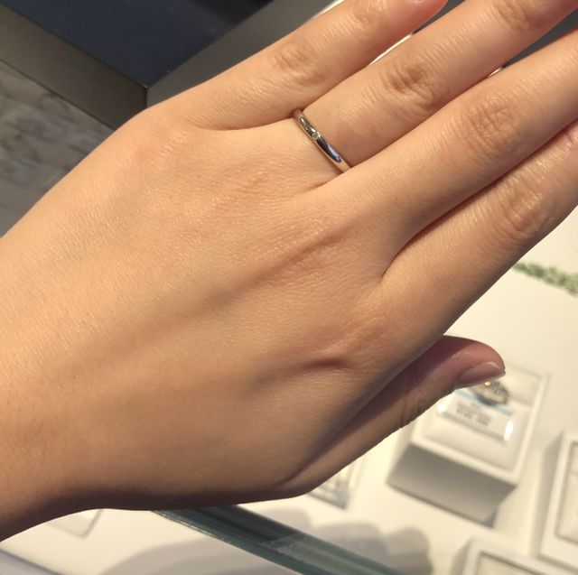 女性の指にフィットする細身のデザインです。