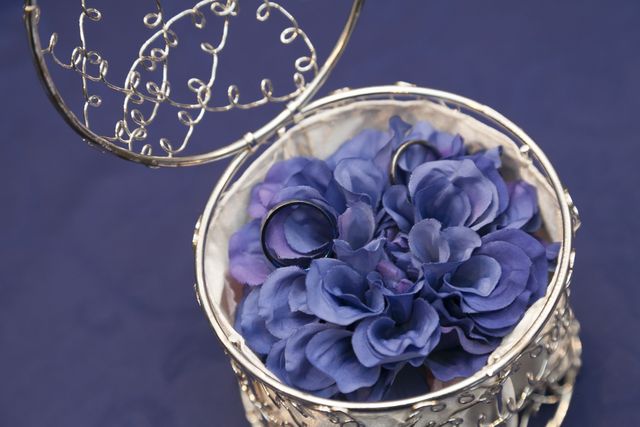 裏側にはイニシャルと結婚記念日を刻印しました