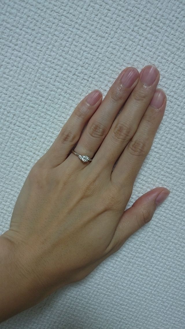 派手すぎず、日常でも付けられるような指輪にしました。