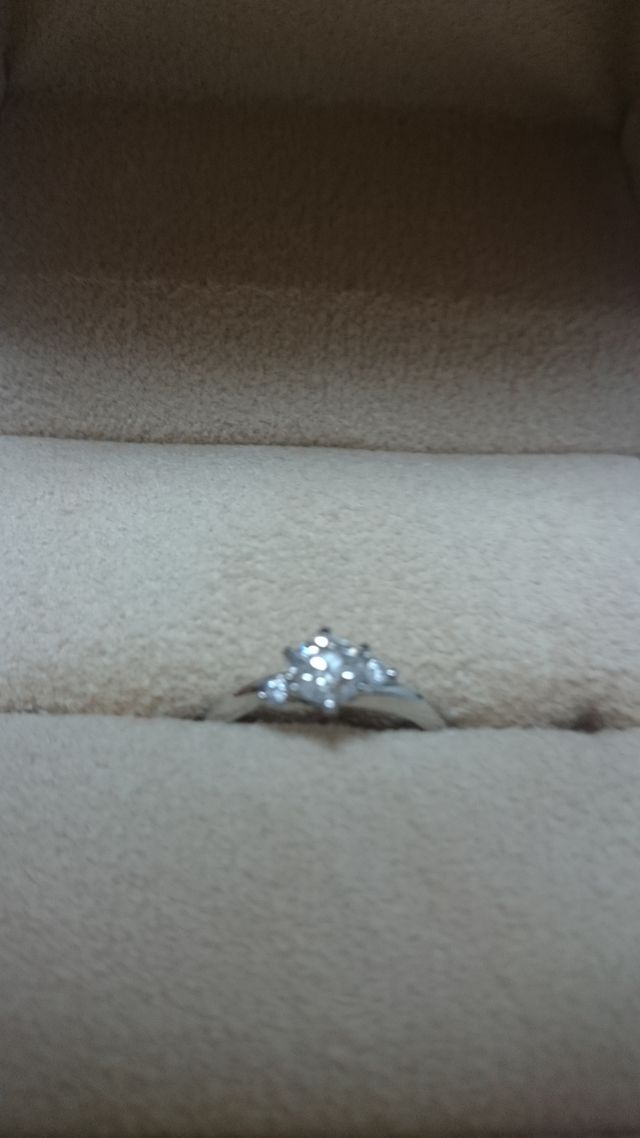 大きいダイヤを小さいダイヤで囲む形が気に入りました。